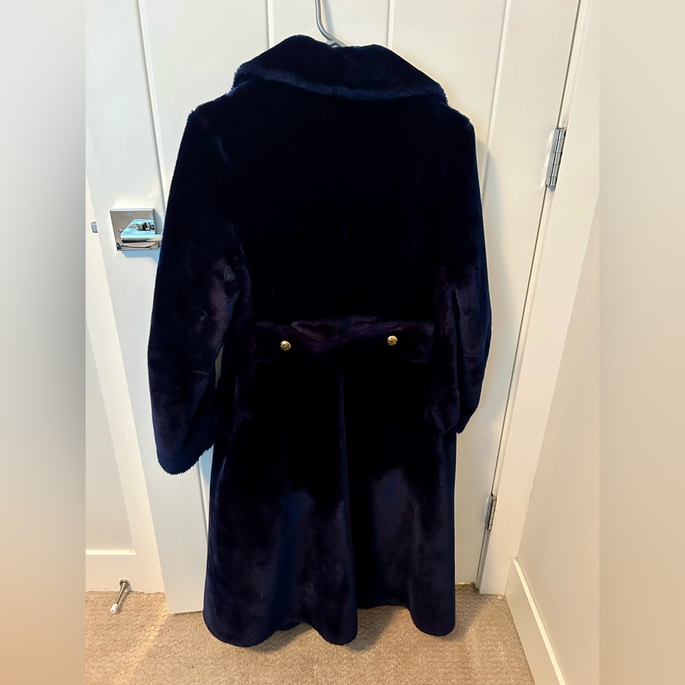 VINTAGE - Luxurious Navy Teddy Coat with Gold Accents - Picture 3 of 8